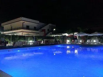 Beverly Village Aparthotel